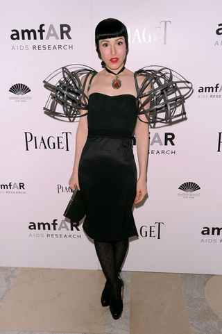 Illustration for article titled Stars Just Wanna Have Fun, Look Absurd At AmFAR Gala